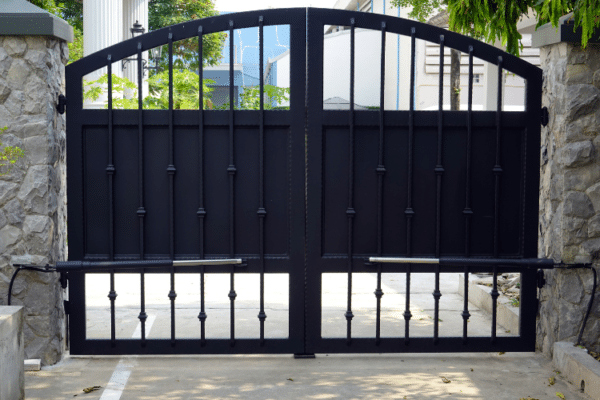 Elegancia és funkcionalitás egyben: 4 méteres kétszárnyú kapu családi házhoz